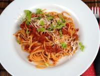 Pasta med tomatsås och soltorkade tomater